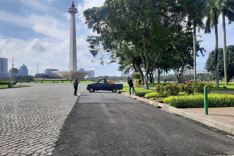 Aspal untuk balap mobil listrik Formula E mulai dipasang di Monas, Jakarta Pusat, Sabtu (22/2/2020)