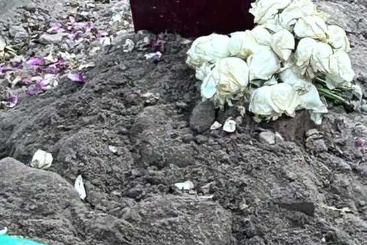 bunga di makam diplomat Arya Daru diganti dengan melati berwarna putih