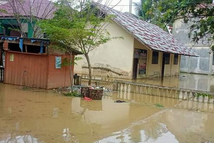 Banjir merendam bangunan sekolah di Desa Hagu, Kecamatan Matangkuli, Kabupaten Aceh Utara, Provinsi Aceh, Senin (9/5/2022)