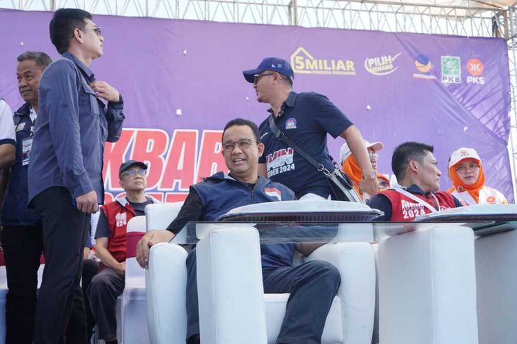 Calon Presiden (Capres) dari koalisi perubahan Anies Baswedan saat mendatangi Stadion Si Jalak Harupat (SJH) Kabupaten Bandung dalam kegiatan Apel Akbar Deda Bersatu Jawa Barat pada Minggu (1/10/2023)