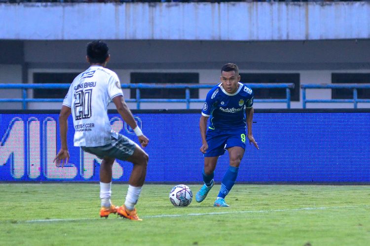 Erwin Ramdani gelandang Persib yang masuk sebagai pemain pengganti, langsung mencetak gol ke gawang Bali United yang dikawal kiper Muhammad Ridho, pada laga pekan keenam Liga 1 2022-2023, Selasa (23/8/2022) di Stadion Gelora Bandung Lautan Api (GBLA).