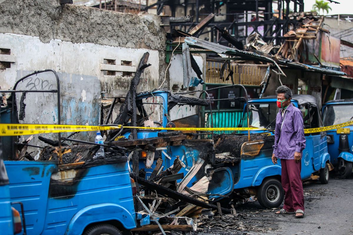 Bajaj hangus terbakar akibat kebakaran di Jalan Kamboja Ujung, RT 09 RW 05, Kelurahan Kota Bambu Utara, Palmerah, Jakarta Barat, Sabtu (22/8/2020). Sebanyak 24 unit armada pemadam kebakaran dikerahkan untuk memadamkan api.