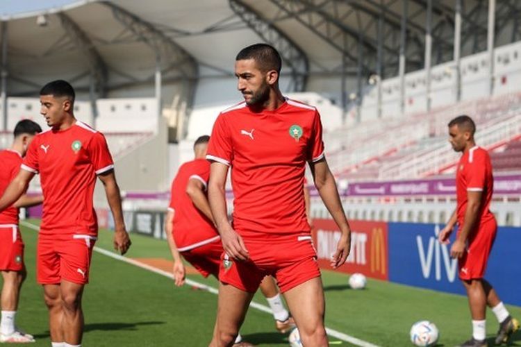 Gelandang timnas Maroko, Hakim Ziyech, saat menjalani sesi latihan menjelang laga kontra Kroasia di Piala Dunia 2022. Pertandingan Maroko vs Kroasia tersebut bakal dilangsungkan di Stadion Al Bayt, Al Khor, pada Rabu (23/11/2022) pukul 17.00 WIB.