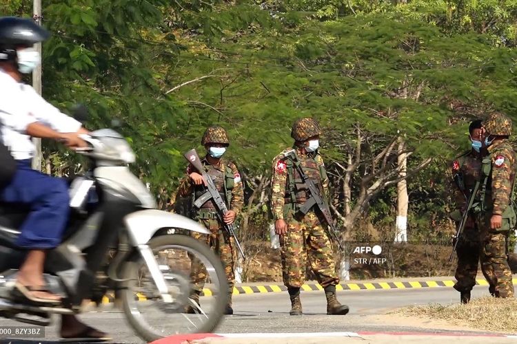 Sejumlah tentara berjaga di jalanan Naypyidaw pada 1 Februari 2021, setelah militer menahan para pemimpin sipil seperti Aung San Suu Kyi dalam kudeta.