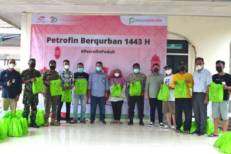 Elnusa Petrofin bagikan 4.800 daging kurban untuk 9.500 penerima manfaat dalam kegiatan CSR #PetrofinPeduli yang tersebar di seluruh unit Elnusa Petrofin, di Depo Semper, Jakarta Utara, Selasa (12/7/2022). 