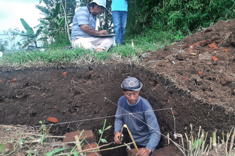 Tim arkeolog BPCB lakukan penelitian untuk menemukan fakta baru tentang Candi Agung di Kecamatan Randuagung, Kabupaten Lumajang, Kamis (31/3/2022)
