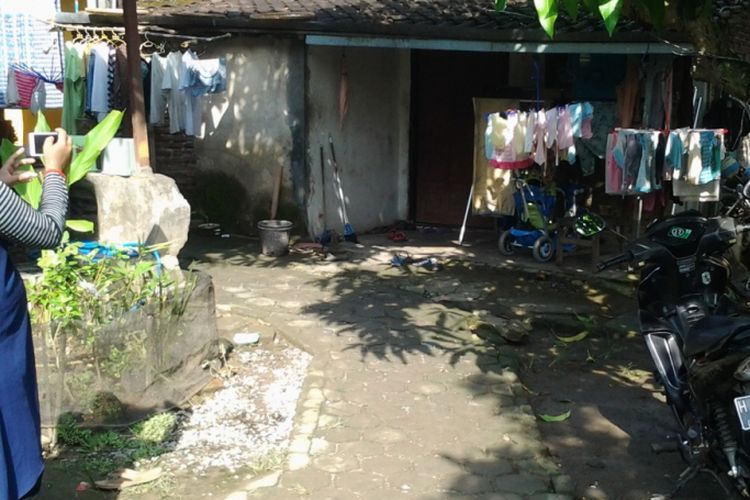 Rumah milik Rim, yang dijadikan tempat tinggal terduga teroris, Karno