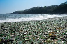 Unik! Bukannya Pasir Lembut, 12 Pantai Ini Malah Diselimuti Pecahan Kaca