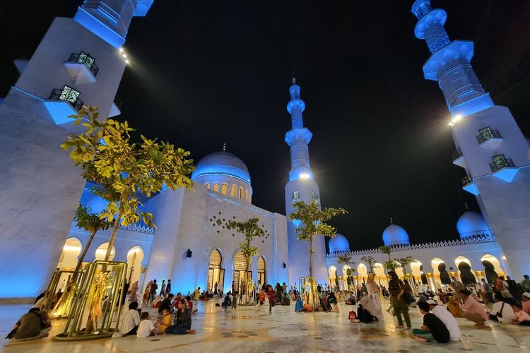 Masjid Raya Sheikh Zayed Kota Solo pada Malam Hari.