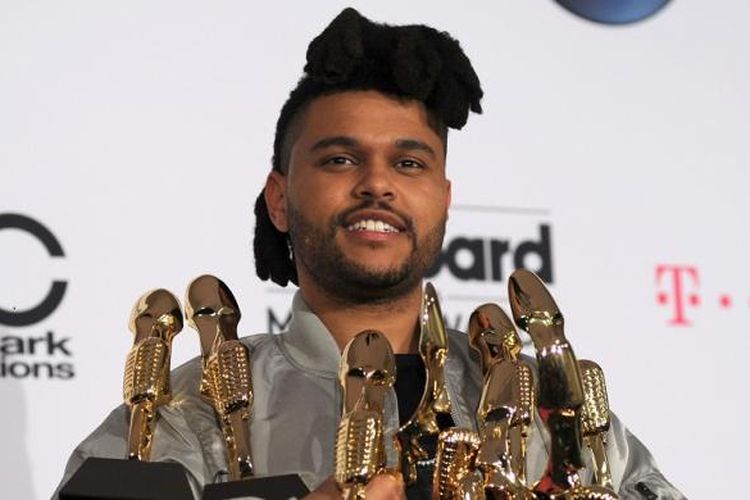 Penyanyi The Weeknd berpose dengan semua penghargaan yang diterimanya pada Billboard Music Awards 2016, yang digelar di T-Mobile Arena, Las Vegas, Nevada, AS, Minggu (22/5/2016).