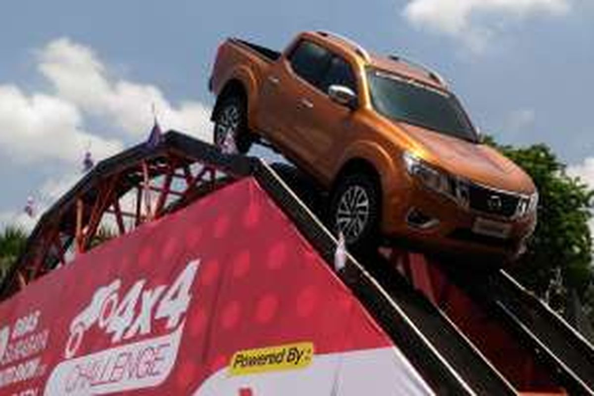 Nissan Navara 4X4 Challenge di GIIAS Surabaya.