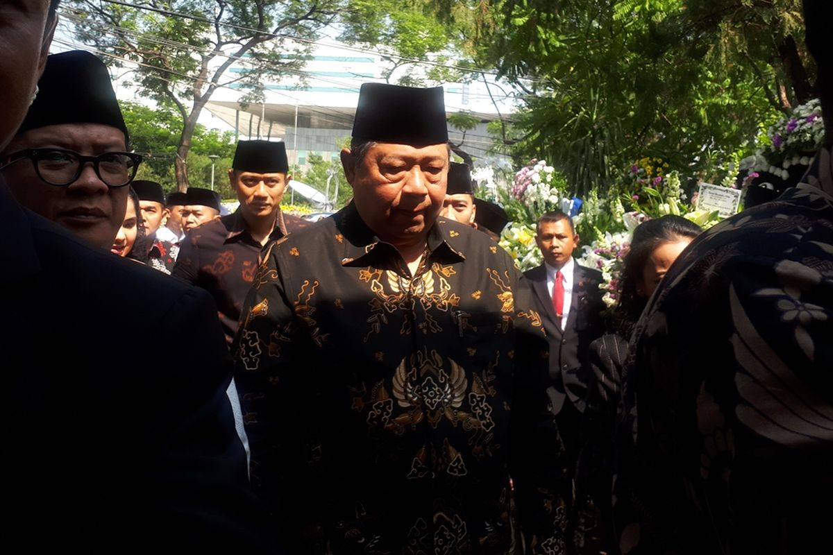 Presiden keenam Republik Indonesia Susilo Bambang Yudhoyono (SBY) melayat ke rumah duka Presiden ketiga Republik Indonesia Bacharuddin Jusuf Habibie, di Jalan Patra Kuningan XIII Blok L15/7 No.5, Setiabudi, Jakarta Selatan.