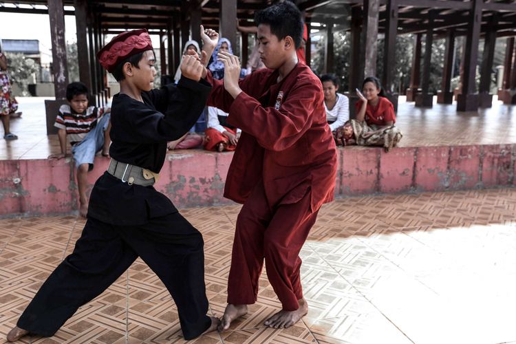 Sejumlah anak saat berlatih silat di Rumah Si Pitung Marunda, Jakarta Utara, Minggu (06/05/2018). Rumah Si Pitung kerap digunakan sejumlah anak untuk berlatih tarian betawi, silat dan lain-lain, dengan tujuan melestarikan kebudayaan betawi.