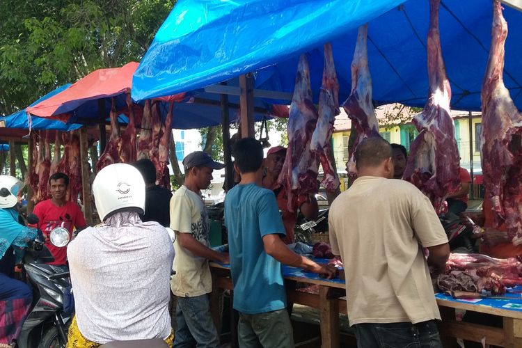 Pedagang daging menggelar lapak dagang mereka di depan Meunasah Kota Bireuen, Kabupaten Bireuen, Aceh. Desi Safnita Saifan
