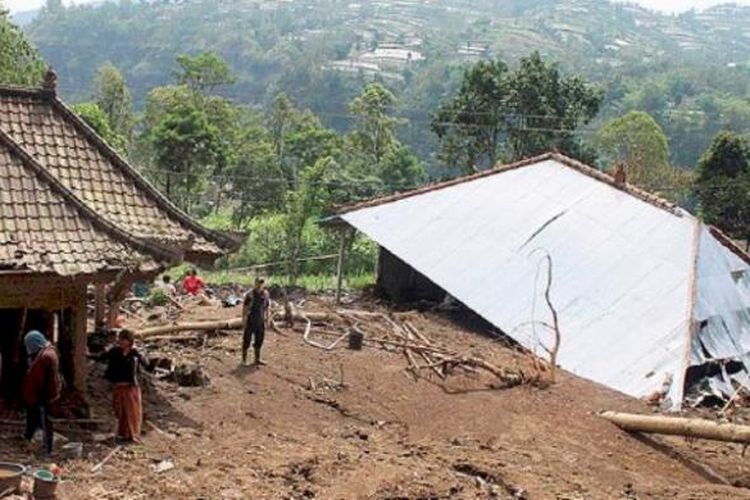 Warga melihat kondisi rumah di Banjar Bantas, Desa Songan B, Kintamani, Kabupaten Bangli, Bali, yang rusak dan tertimbun material longsor, Sabtu (11/2). Desa Songan B, yang berada di kawasan kaldera Batur, Kintamani, diterjang tanah longsor pada Jumat (10/2). Akibatnya, tujuh orang meninggal.