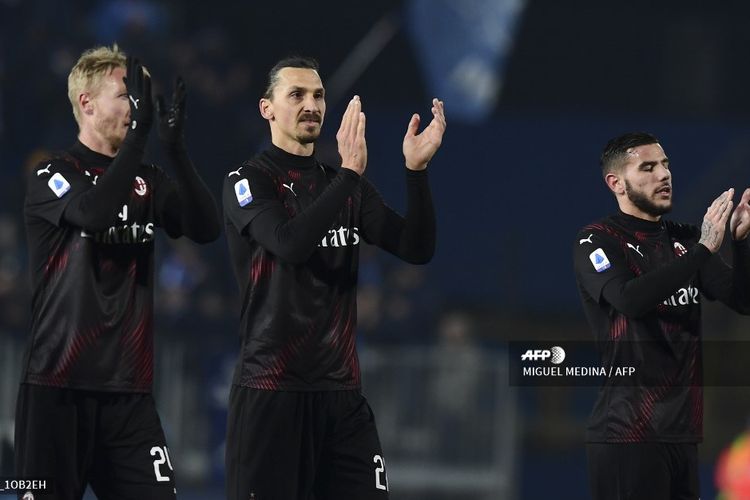 Para pemain AC Milan, Simon Kjaer, Zlatan Ibrahimovic, dan Theo Hernandez, memberi tepuk tangan usai laga Liga Italia antara Milan dan Brescia di Stadion Mario Rigamonti, Brescia, Sabtu (25/1/2020) dini hari WIB.