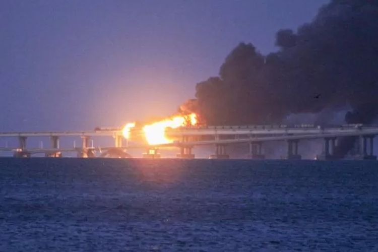 Gambar Jembatan Crimea, penghubung daratan Rusia dengan wilayah yang dianeksasi dari Ukraina pada 2014, terbakar setelah ledakan pada Sabtu (8/10/2022).