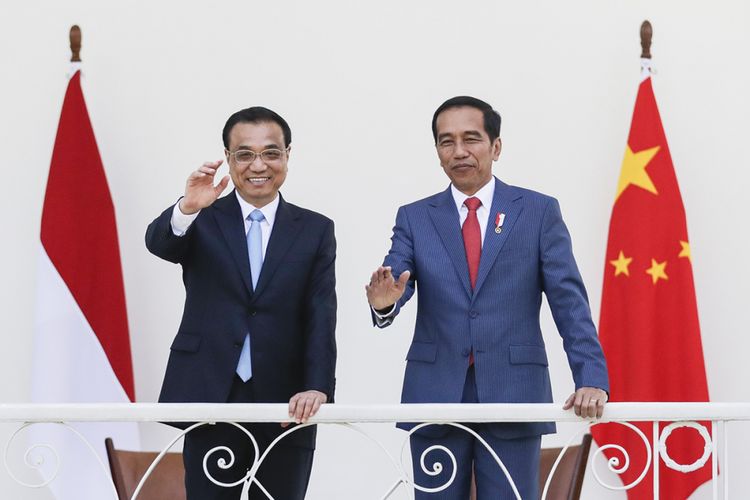 Presiden Joko Widodo (kanan) dan Perdana Menteri China Li Keqiang melambaikan tangan di area beranda Istana Presiden, Bogor, Jawa Barat, Senin (7/5/2018). Selama kunjungannya di Indonesia, PM Li rencananya melakukan sejumlah agenda, antara lain pertemuan bilateral dengan Jokowi, mengunjungi Sekretariat ASEAN, dan menghadiri KTT Bisnis Indonesia-China.