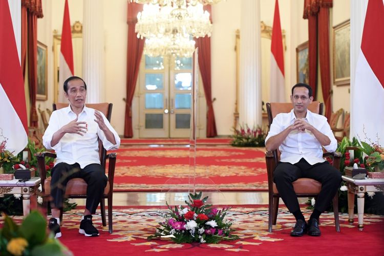 Presiden Joko Widodo dan Mendikbud Ristek Nadiem Makarim dalam perbincangan Kampus Merdeka yang berlangsung di Istana Negara, Jakarta, Selasa, 15 Juni 2021.