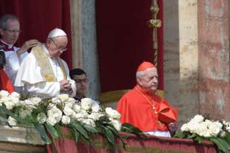 Paus Fransiskus saat memimpin misa Paskah di Basilika Santo Petrus, Vatikan, Minggu (27/3/2016).