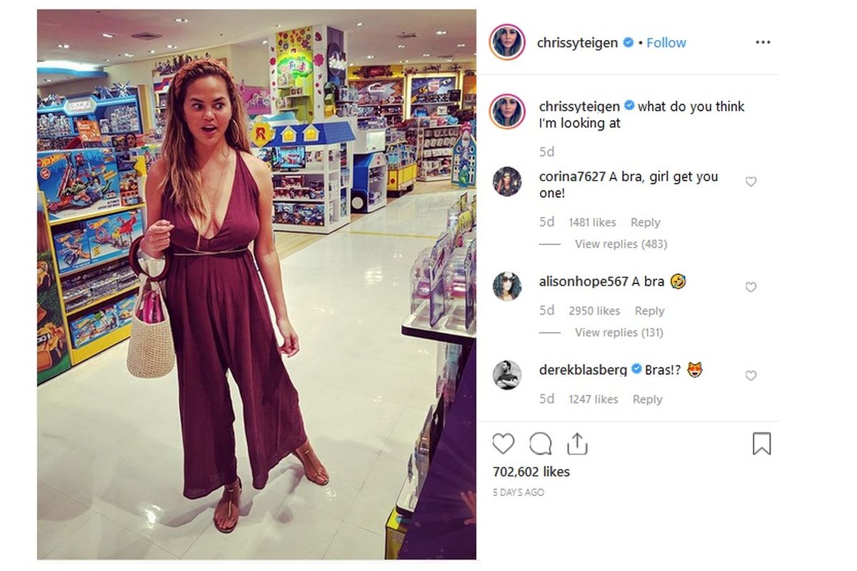 Chrissy Teigen dengan jumpsuit burgundy dengan belahan dada yang terlalu dalam hingga memicu komentar seragam tentang bra, dari para penggemarnya. Foto ini diunggah Chrissy dalam akun Instagramnya.