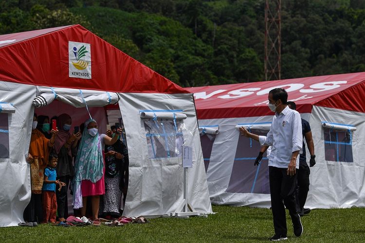 Presiden Joko Widodo (kanan) menyapa pengungsi gempa bumi di Stadion Manakarra, Mamuju, Sulawesi Barat, Selasa (19/1/2021). Presiden Joko Widodo meninjau penanganan pascabencana gempa bumi magnitudo 6,2 yang terjadi di daerah tersebut. ANTARA FOTO/Sigid Kurniawan/wsj.