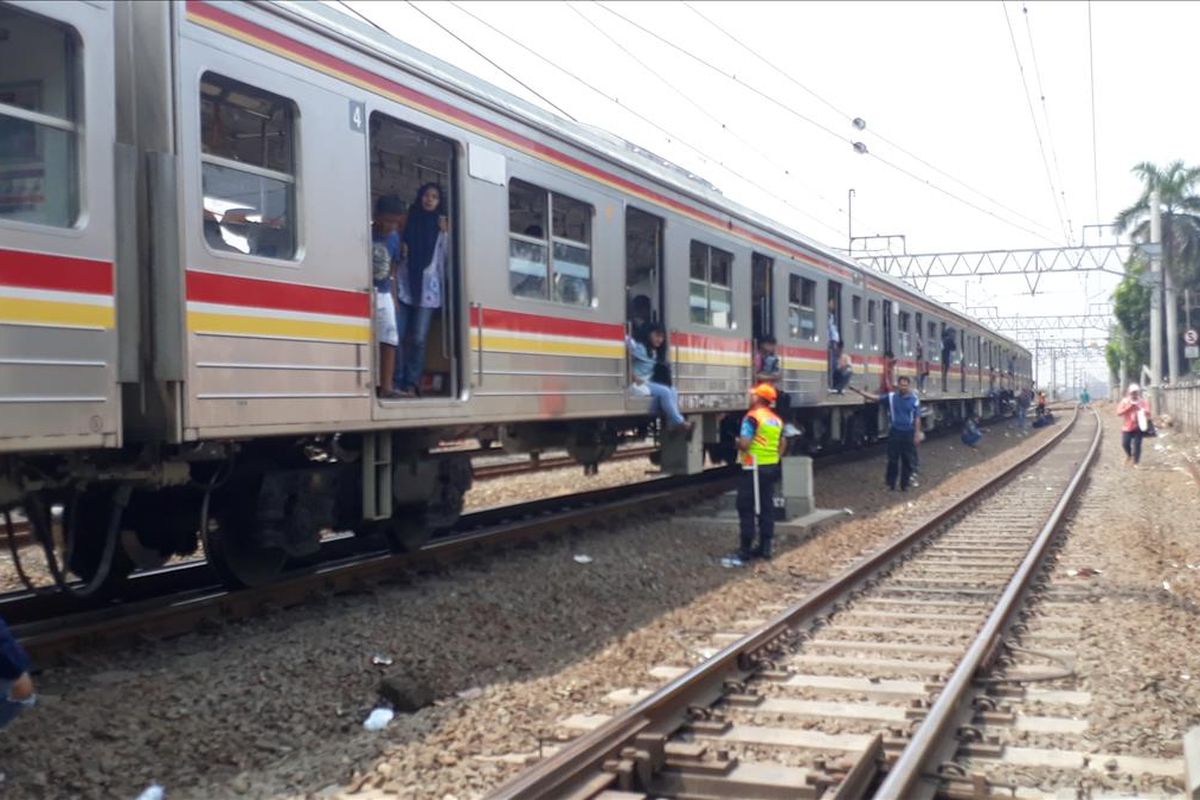 Kereta Listrik (KRL) terhenti karena listrik pada di Jatinegara, Jakarta Timur, Minggu (4/8/2019).