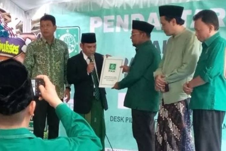 Calon Wakil Wali Kota Semarang dari PKB, Ady Setiawan (Wawan) saat mengambil formulir di Kantor PKB Kota Semarang, Jawa Tengah. 