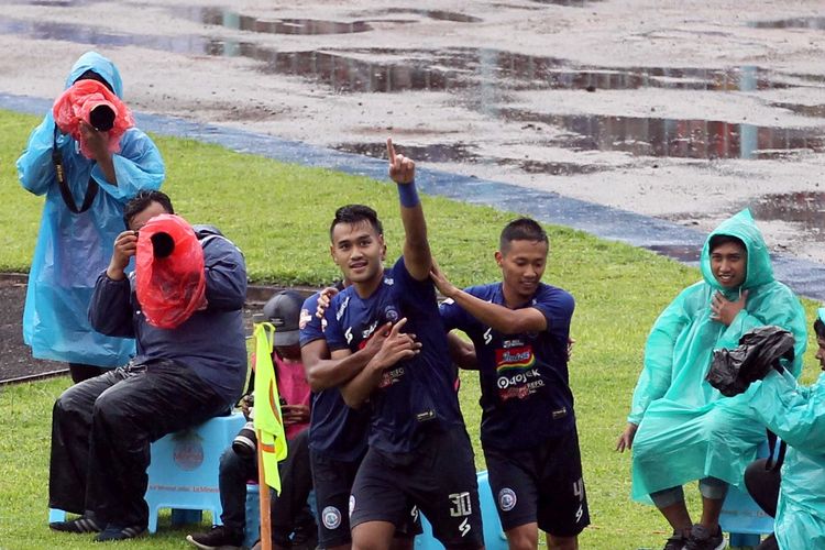 Muhammad Rafli mencetak gol bagi Arema FC saat melawan Bali United dalam pertandingan Liga 1 2019, Senin (16/12/2019).