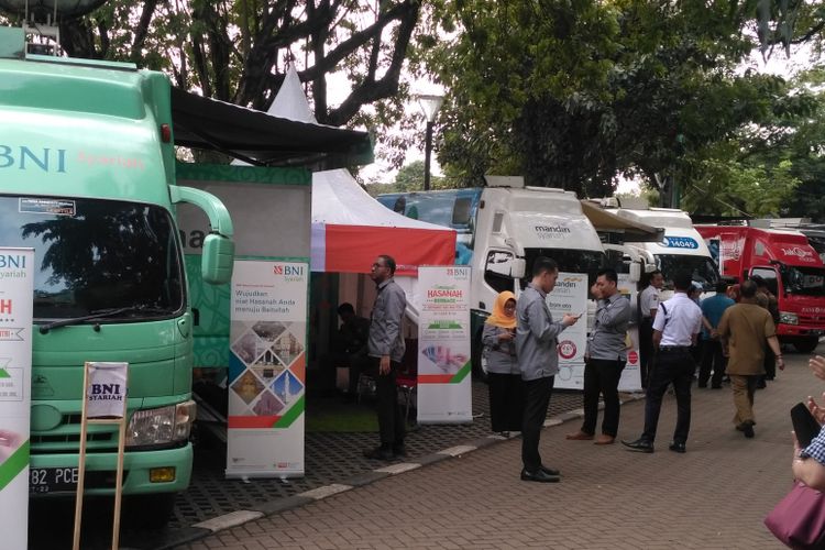 Mobil sejumlah bank berjejer untuk melayani penukaran uang pecahan kecil di kawasan IRTI Monas, Jakarta, Rabu (23/5/2018).