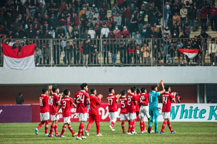 Skuad timnas U16 Indonesia menyapa suporter timnas usai mengalahkan Vietnam 2-1 pada ajang Piala AFF U16 2022 di Stadion Maguwoharjo, Sleman, Sabtu (7/8/2022) malam WIB.