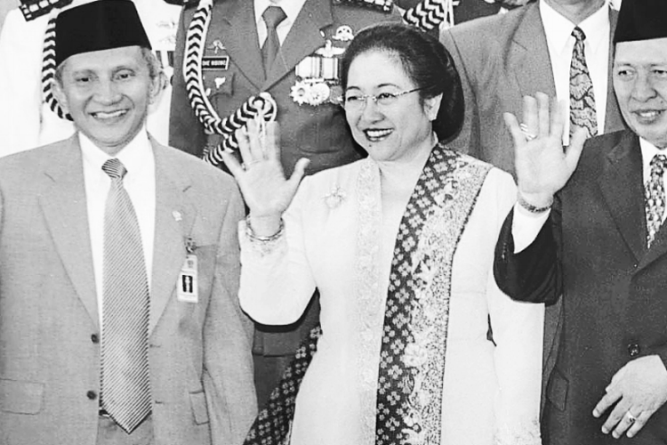 Usai dilantik dan memberikan pidato sambutan sebagai Wakil Presiden, Hamzah Haz didampingi (dari kiri) Ketua MPR Amien Rais dan Presiden Megawati Soekarnoputri meninggalkan ruang sidang dengan melambaikan
tangan kepada wartawan di pintu luar Ruang Nusantara, Gedung MPR/DPR, Jakarta, Kamis (26/7/2001).