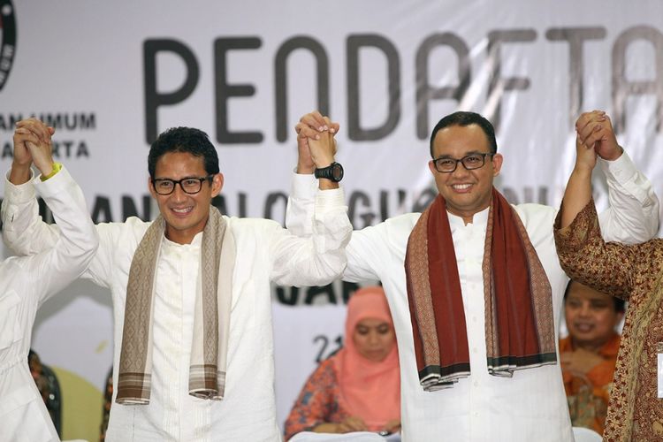 Anies Baswedan dan Sandiaga Uno diabadikan saat mendaftar di KPU DKI Jakarta, Jumat (23/9/2016). Quick count lembaga survei untuk putaran kedua Pilkada DKI Jakarta, Rabu (19/4/2017) mengunggulkan pasangan ini atas Basuki Tjahaja Purnama-Djarot Saiful Hidayat.