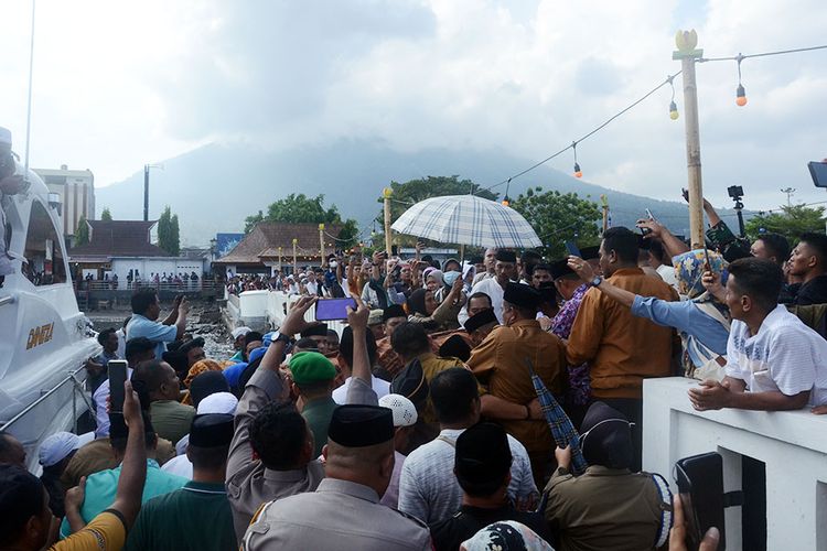 Jenazah Bupati Halmahera Selatan, Usman Sidik tiba di Pelabuhan Residen, Kota Ternate, Maluku Utara, Senin (6/11/2023)