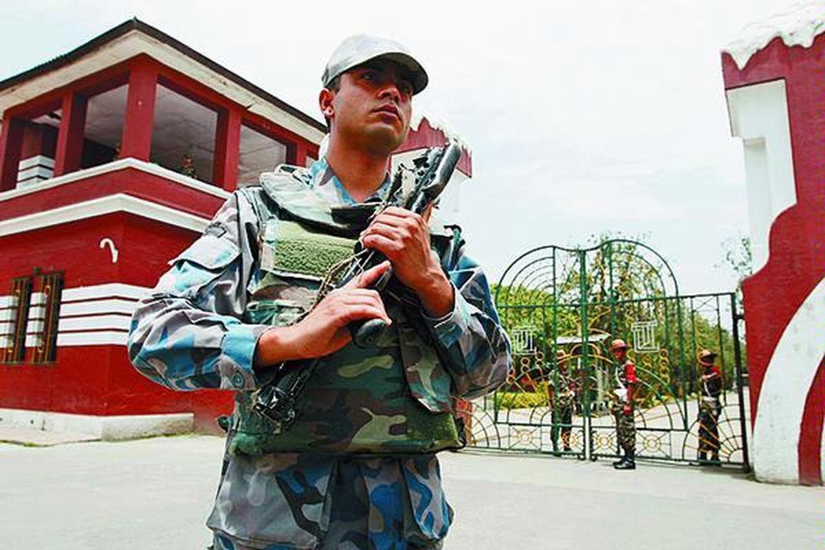 Tentara Nepal berjaga 