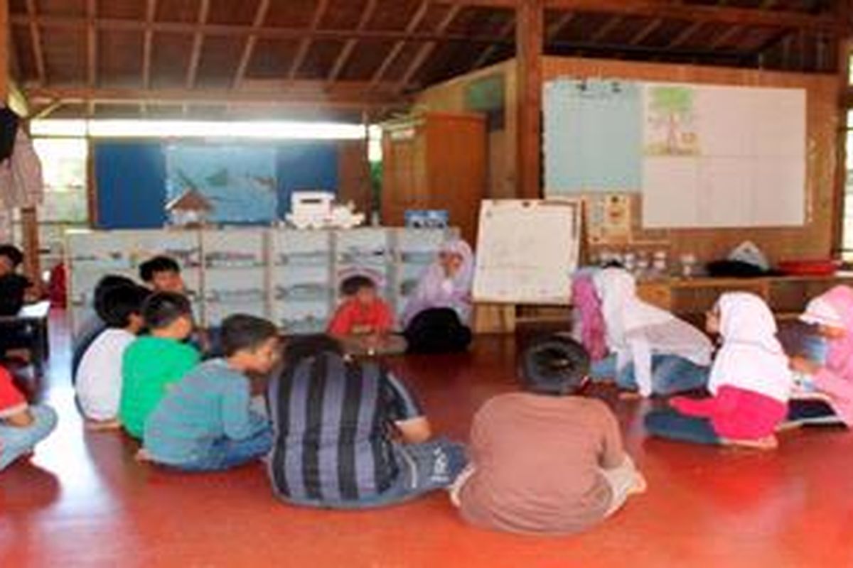 Siswa SD School Universe sedang belajar di ruangan kelas yang didesain ramah lingkungan. Pembelajaran di sekolah ini dilakukan secara menyenangkan, dengan mengkombinasikan kurikulum dasar dan kurikulum lifeskills.

