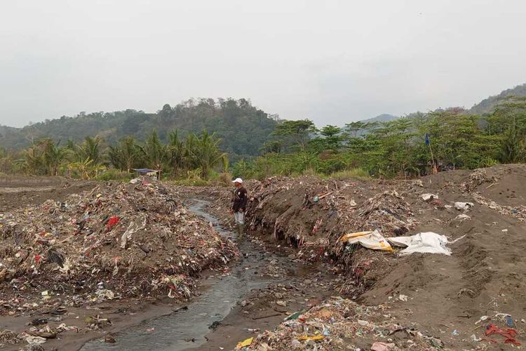 Aparat desa dan kecamatan masih melanjutkan pembersihan sampah di Pantai Loji, Desa Loji, Kecamatan Simpenan, Sukabumi, Jawa Barat, Selasa (10/10/2023)
