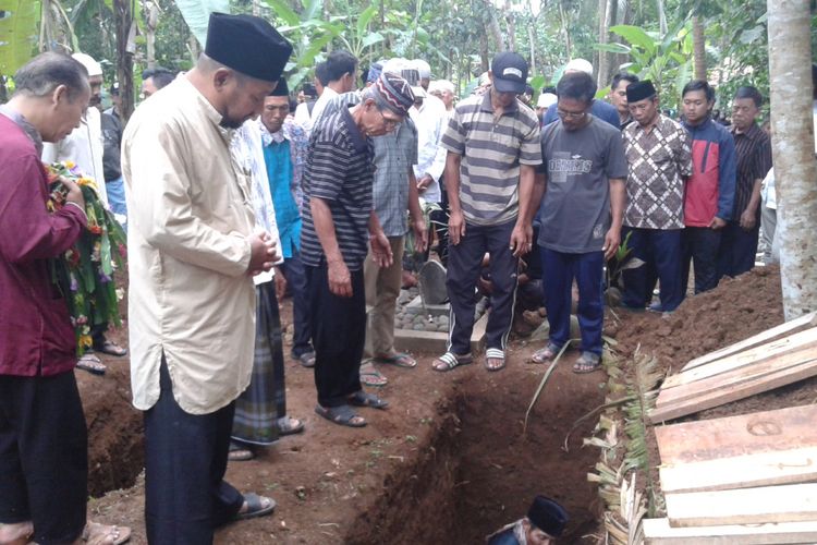 Dua liang lahat disiapkan untuk ibu dan anak korban tsunami Selat Sunda di Desa Pawindan, Kec/Kabupaten Ciamis, Jawa Barat, Senin 24 Desember 2018.