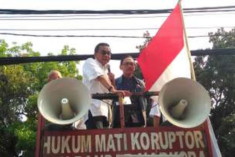 Wakil Ketua DPRD DKI Jakarta Mohamad Taufik dan Anggota DPRD DKI dari Fraksi PAN Johan Musyawa menemui pendemo dari Forum RT/RW di Gerung DPRR DKI, Jalan Kebon Sirih, Jumat (16/9/2016)