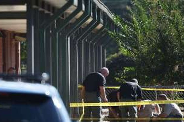 Polisi memeriksa kawasan di sekitar Sekolah Dasar Townville di Townville, South Carolina (28/9), menyusul insiden penembakan di sana.