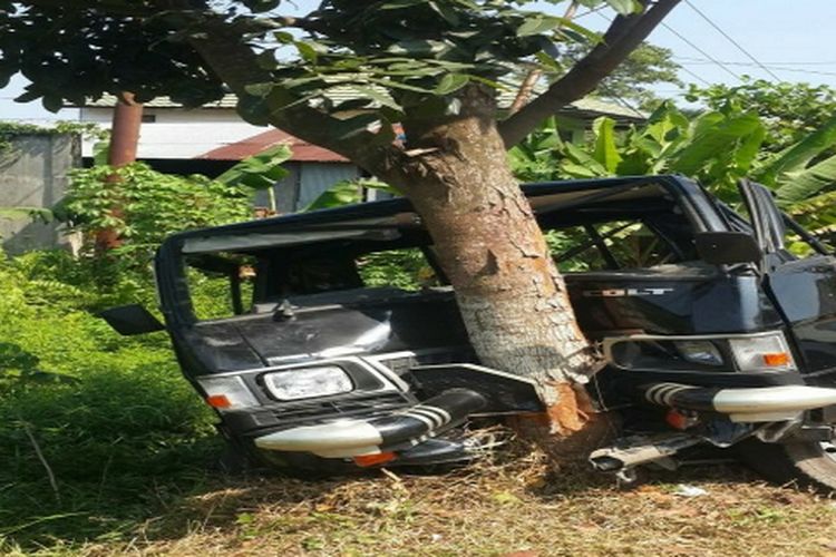 Kondisi kedua mobil suami istri yang rusak parah saat kejadian tabrakan