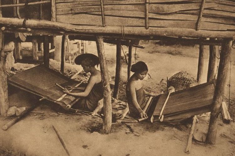 Orang Suku Batak di Tigaras, Simalungun, Sumatera Utara menenun.