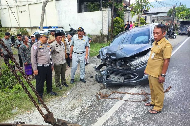 Polisi lakukan olah tempat kejadian perkara, di lokasi kecelakaan Mobil Toyota Inova menabrak pesepeda motor di Kabupaten Trenggalek Jawa Timur, Selasa (11/03/2025).
