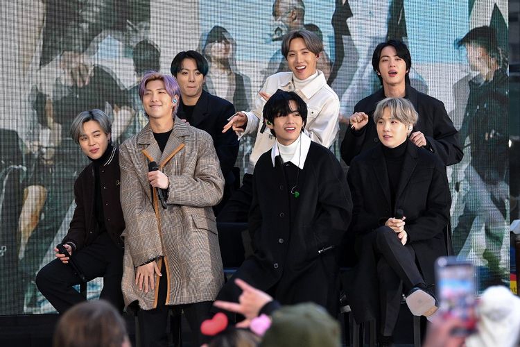 Para member BTS (dari kiri ke kanan) Jimin, RM, Jungkook, V, J-Hope, Jin, dan Suga menjadi bintang tamu program Today di Rockefeller Plaza, New York City, pada 21 February 2020.   