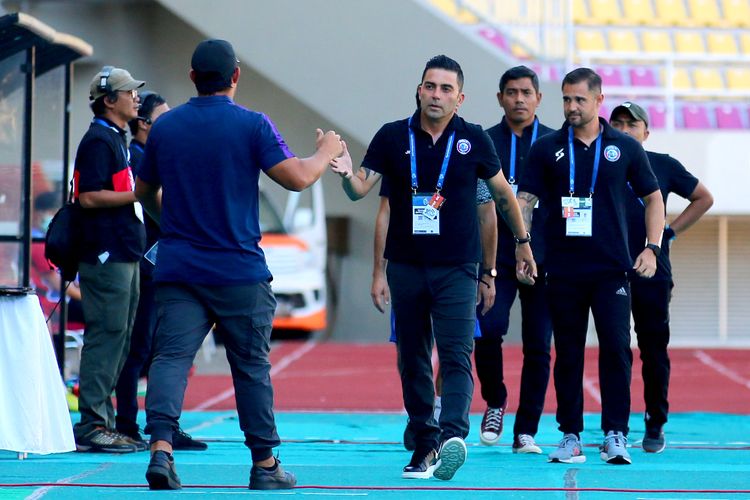 Pelatih Arema FC Javier Roca bersalaman dengan pelatih Persita Tangerang saat akan pertandingan pekan ke-15 Liga 1 2022-2023 yang berakhir dengan skor 2-0 di Stadion Manahan Solo, Sabtu (17/12/2022) sore.
