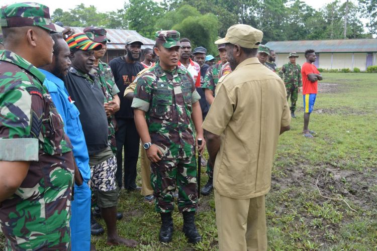 Dandim Mimika Letkol Inf Pio L. Nainggolan saat berbincang dengan salah satu kepala kampung di Distrik Agimuga, Rabu (19/9/2018)