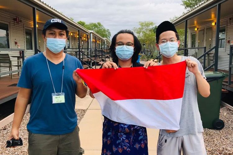 Rifqi (tengah) dan Nicholas (kanan), mahasiswa Indonesia pertama yang mendarat di Darwin, Australia, di tengah pandemi ketika dikarantina di Howard Springs.