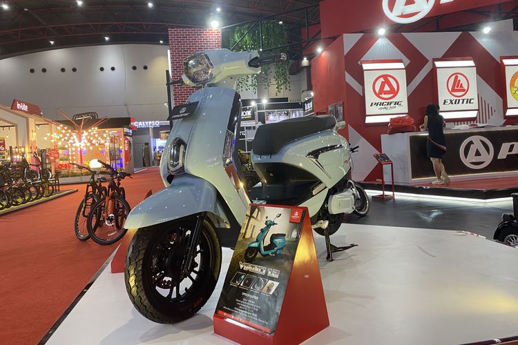 Motor listrik Pacific di Jakarta Fair