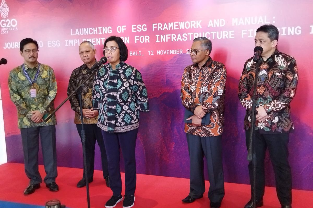 Menteri Keuangan Sri Mulyani Indrawati dalam konferensi pers usai peluncuran ESG Framework and Manual di Hotel Movenpick, Jimbaran, Bali, Sabtu (12/11/2022).