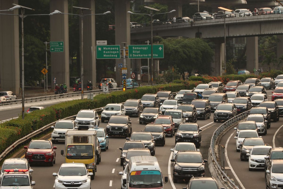 Suasana lalu lintas di ruas Jalan Gatot Subroto, Jakarta, Senin (17/5/2021). Pada hari pertama kerja usai libur Lebaran, lalu lintas Jakarta kembali padat.